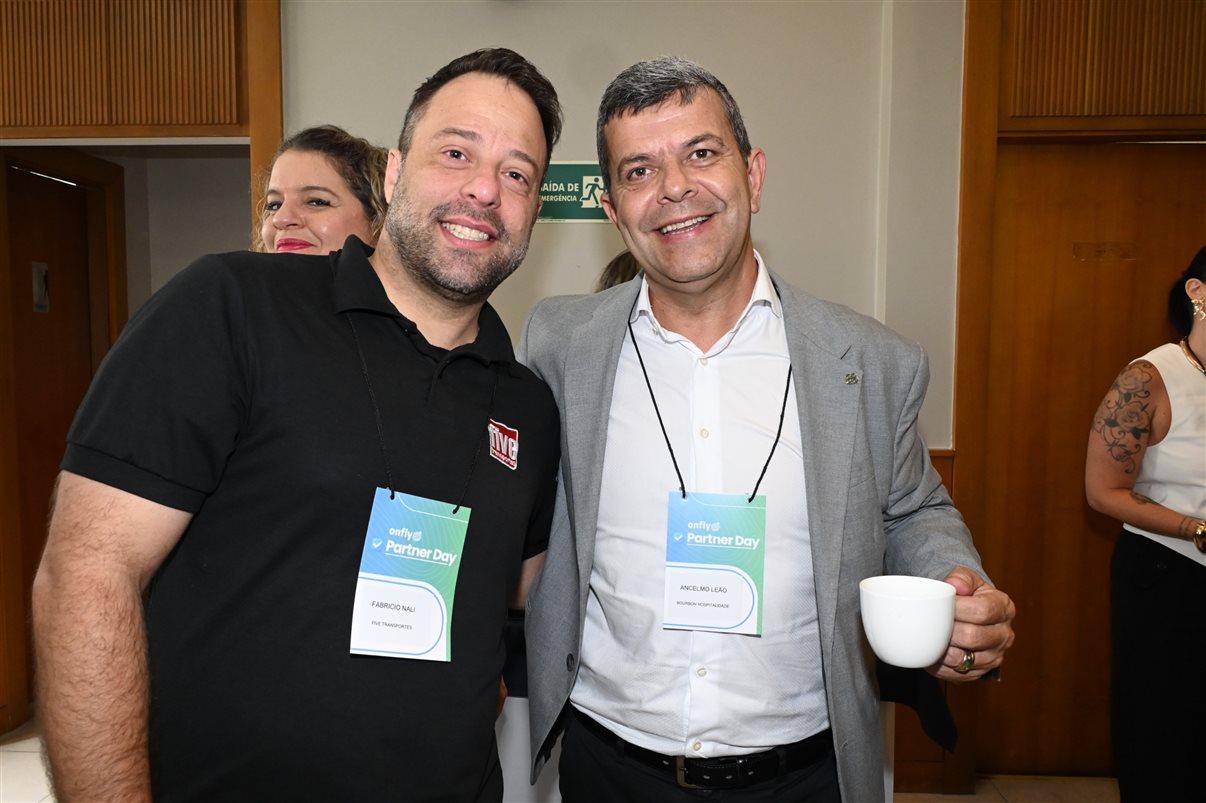 Fabiane Batista e Claudia Frigeri, da Latam, entre Marcus Nunes, Elvimar Martins, Rafaela Caroline e Peterson Prado, da Onfly
