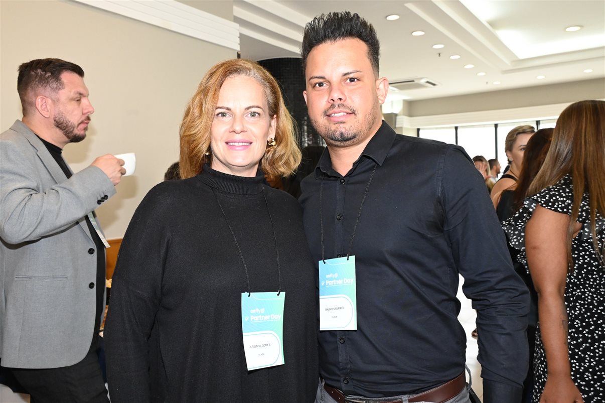 Fabiane Batista e Claudia Frigeri, da Latam, entre Marcus Nunes, Elvimar Martins, Rafaela Caroline e Peterson Prado, da Onfly