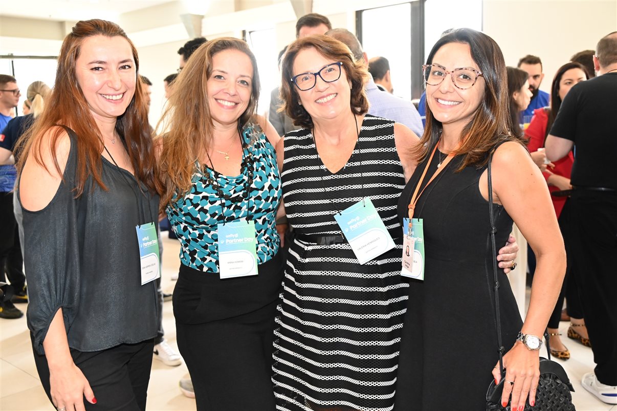 Fabiane Batista e Claudia Frigeri, da Latam, entre Marcus Nunes, Elvimar Martins, Rafaela Caroline e Peterson Prado, da Onfly
