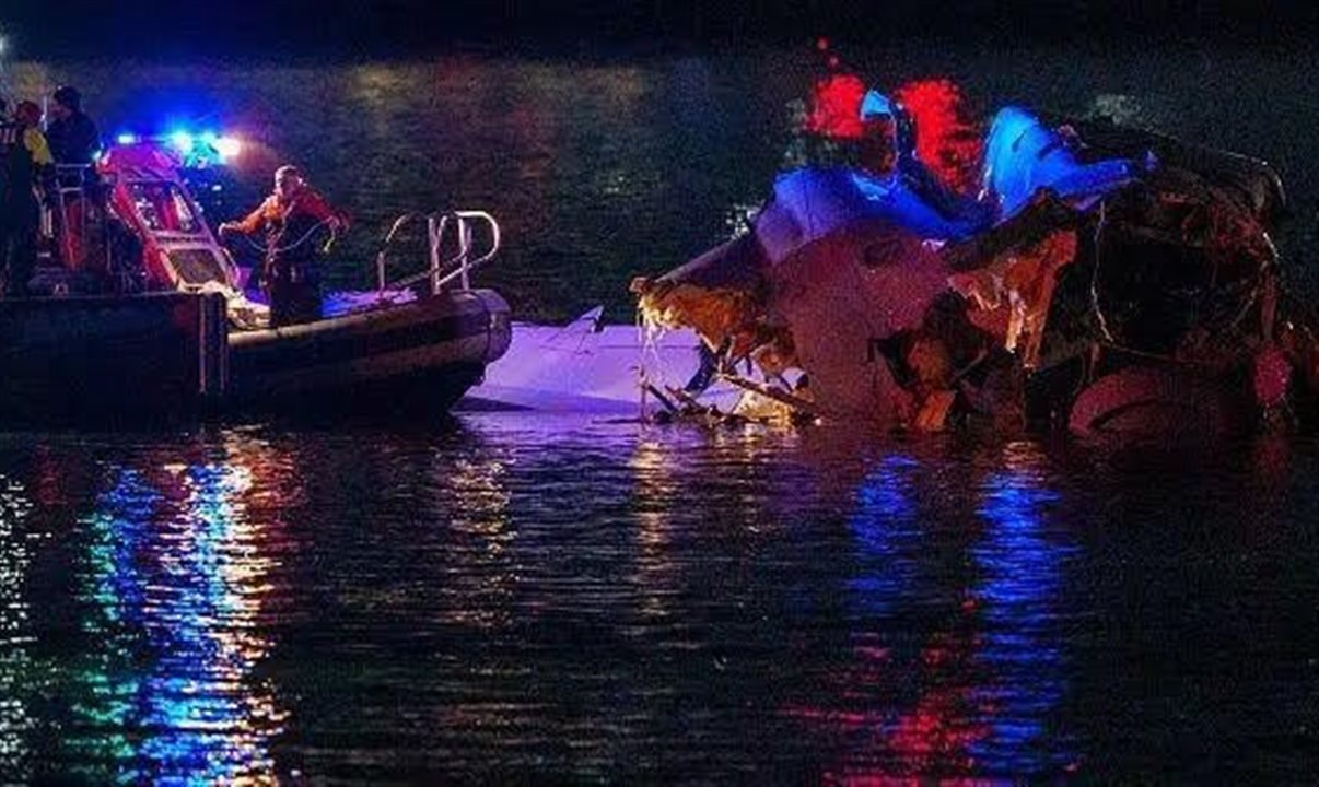 Equipes de resgate trabalham no resgate das aeronaves que caíram no rio Potomac