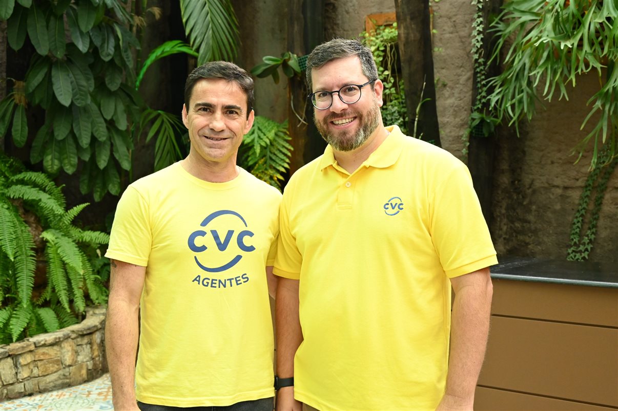 Rogério Mendes, diretor do Canal Multimarcas CVC, e Renato Alves, diretor de Novos Canais da empresa