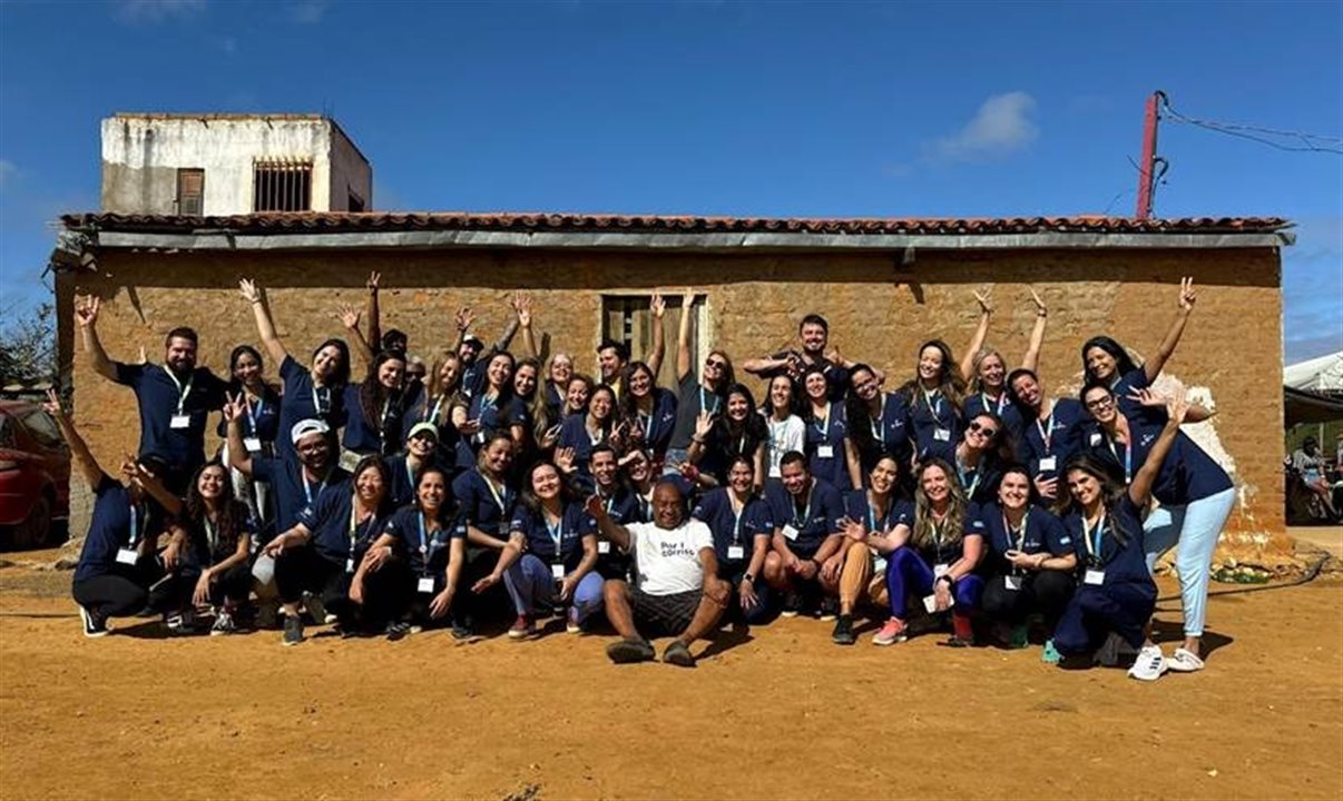 Voluntários da ONG Por1Sorriso, parceira do Avião Solidário da Latam, em ação de saúde bucal realizada em Canudos, na Bahia 