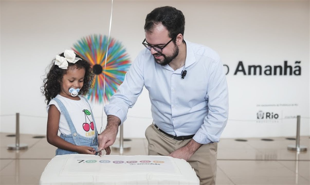 Vitória Santiago, a visitante número 7 milhões, e Lucas Padilha, secretário de cultura da cidade do Rio de Janeiro