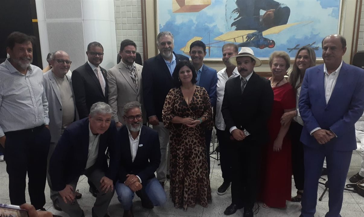 Autoridades presentes na inauguração da loja e exposição