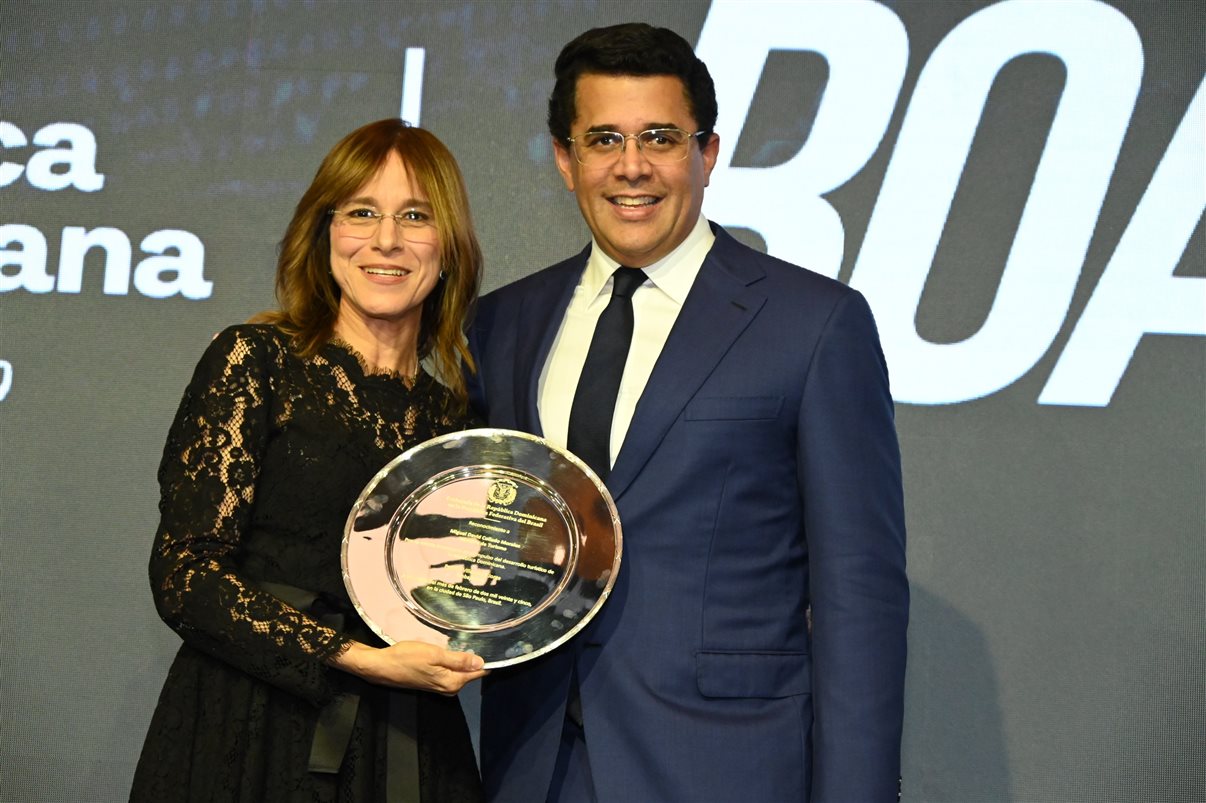 Patricia Villegas, embaixadora da República Dominicana no Brasil,  premia o ministro do Turismo da República Dominicana, David Collado, com reconhecimento por ter impulsionado o Turismo no país