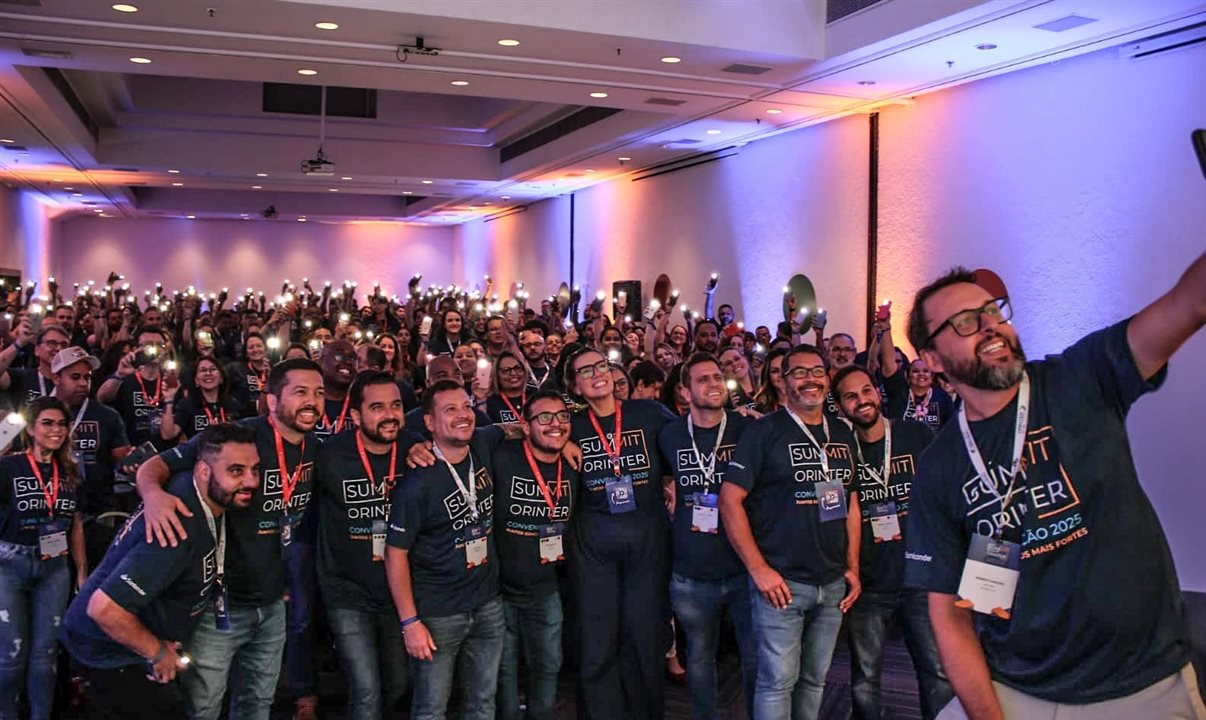 Roberto Sanches tira foto com a equipe