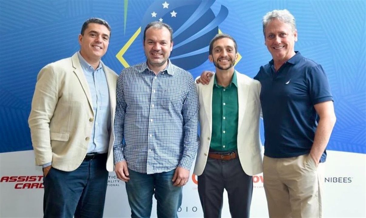 Felipe Mendonça da Petrobras, entre Sergio Monteiro, CEO, Matheus Castro, COO, e Luís Vabo, presidente do Reserve