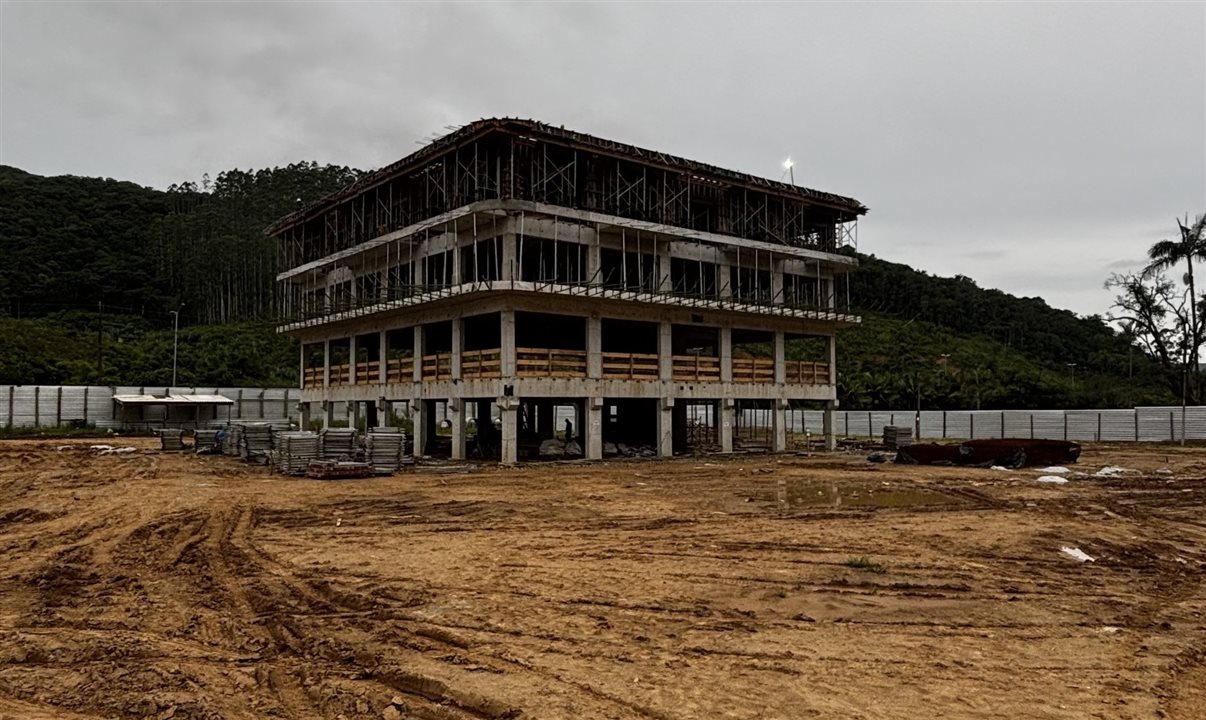  Em janeiro, a Torre B atingiu a concretagem da terceira laje, enquanto a Torre A finalizou a fundação e deu início à etapa das vigas baldrames