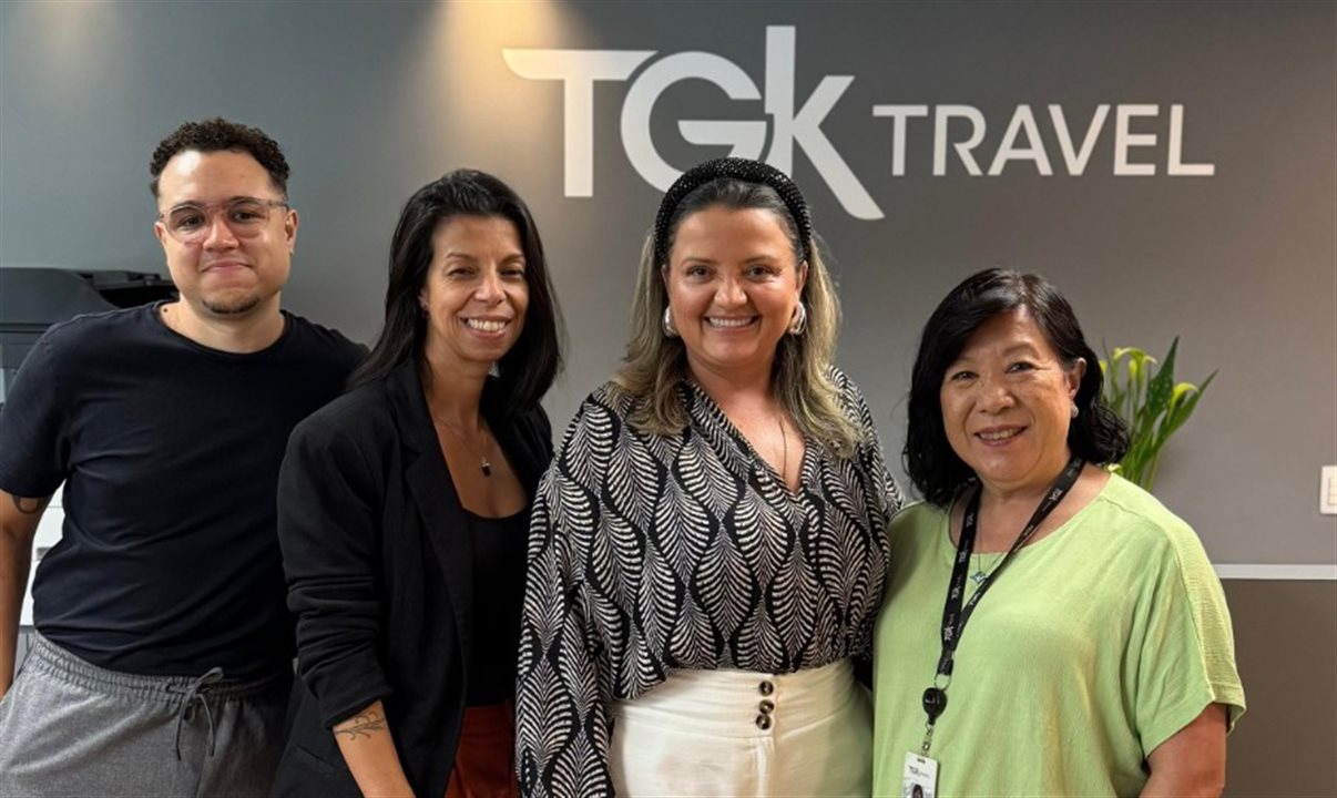 Gabriel Viana, Letícia Vasconcelos e Leila Minatogawa, da TGK Travel, com Janaína Araújo, fundadora do evento e CEO da Lékè