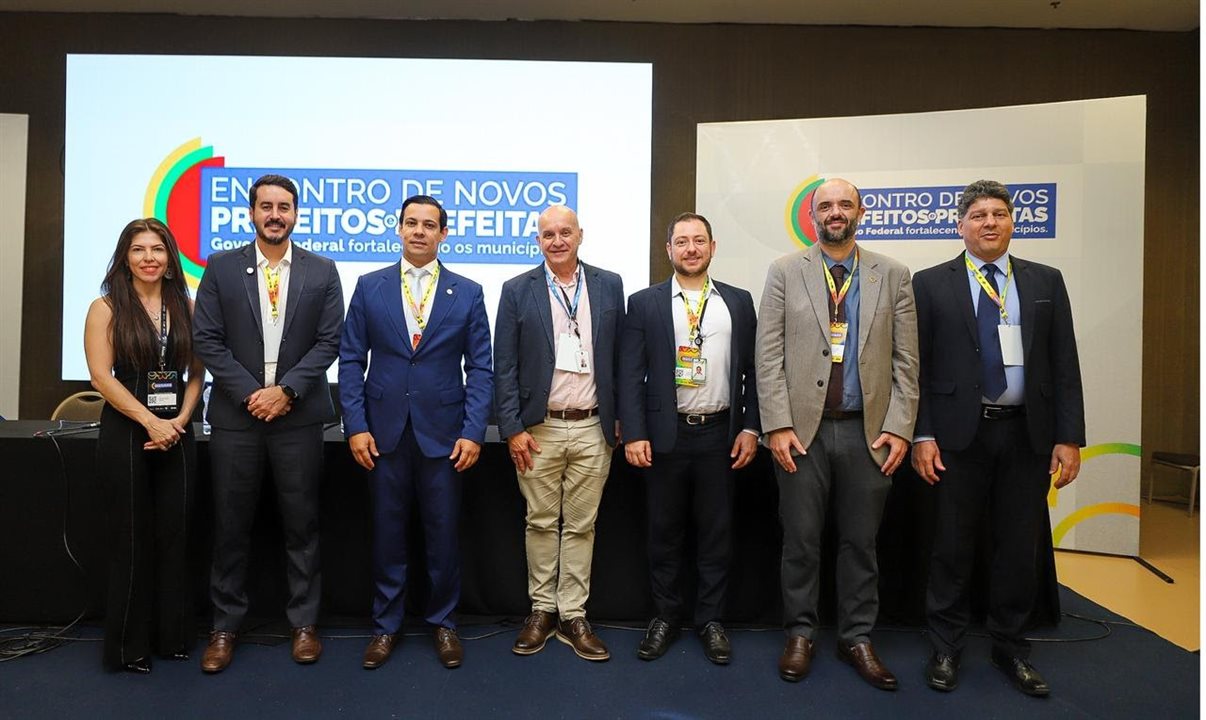 Apresentação de Roberto Geavaerd (segundo à esquerda) ocorreu durante o Encontro de Novos Prefeitos e Prefeitas, em Brasília