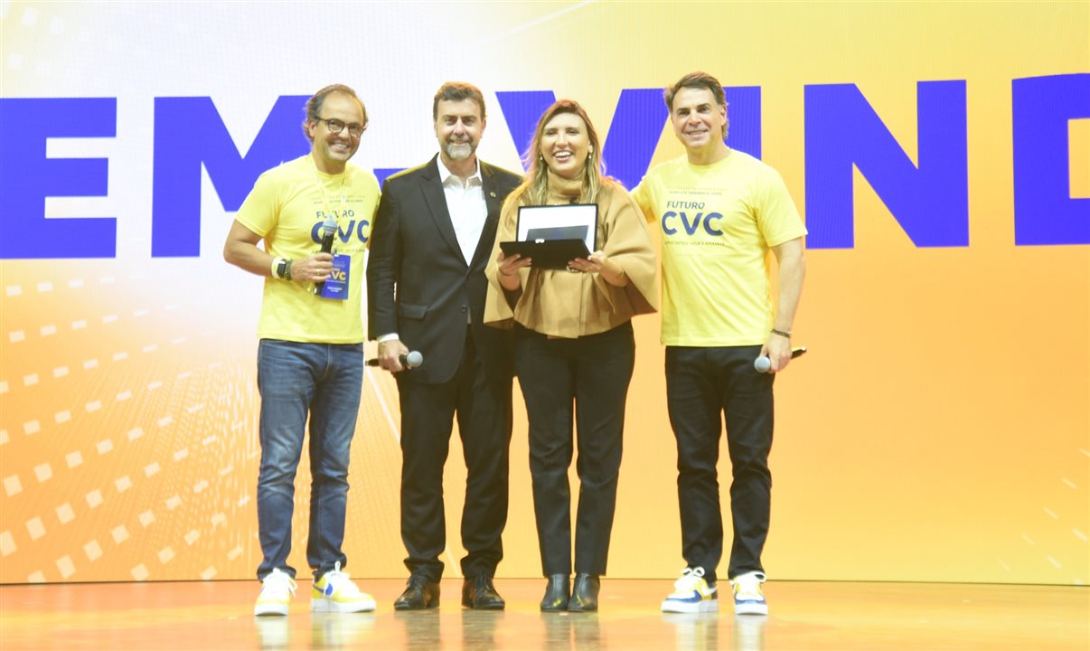 Marcelo Freixo, da Embratur, e Ana Carla Lopes, do MTur, recebem homenagem de Fabio Godinho e Emerson Belan, da CVC Corp