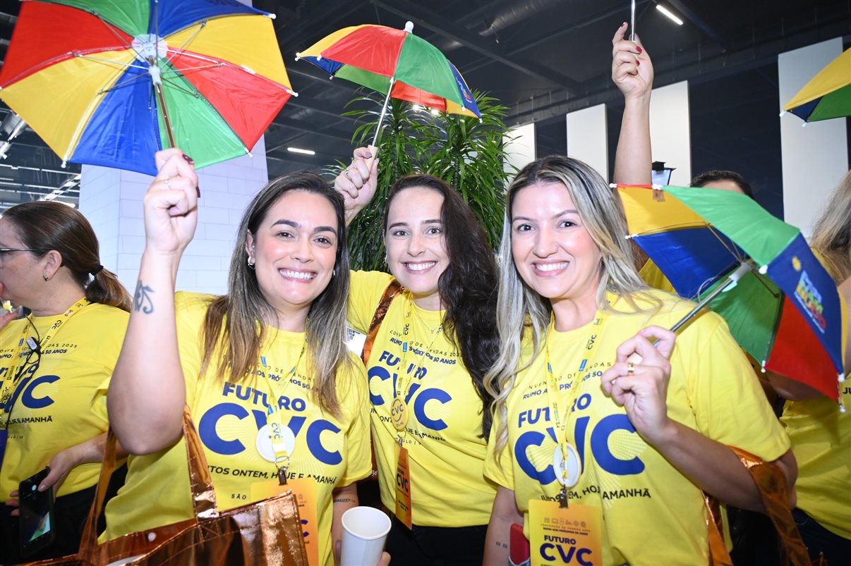 Laura Vaz, Ana Carolina Lage e Graziele Assis, franqueadas CVC, interagindo no estande de Pernambuco