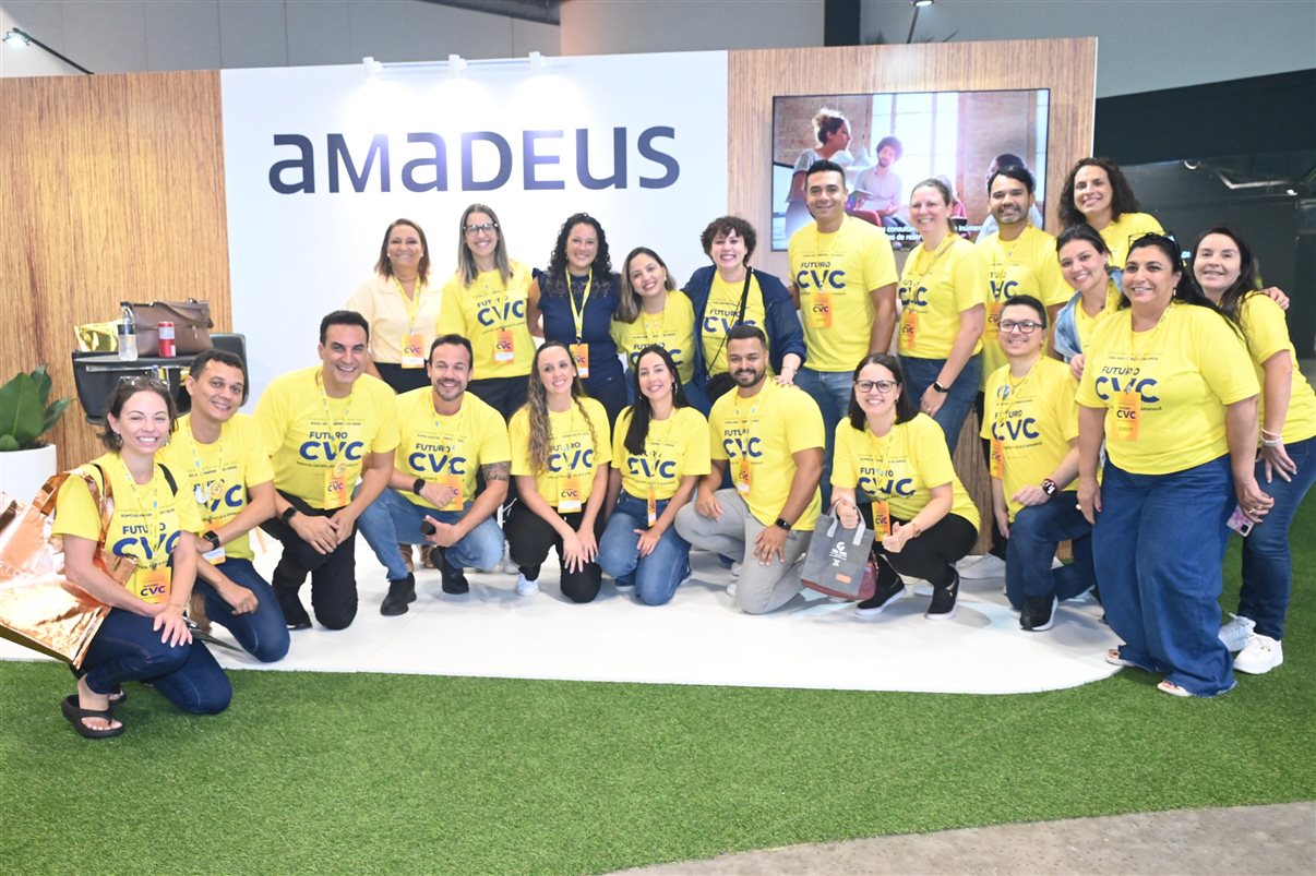 Equipe CVC em frente ao estande de um dos seus parceiros, a Amadeus