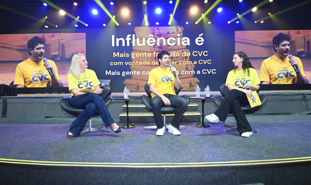 O influenciador Franklin Medrado entre Vivi Pio e Paula Miolaro, ambas da CVC