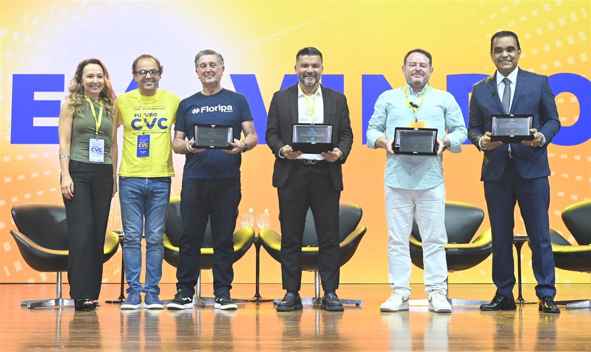 Karim Miskulin, do Grupo Voto, foi a moderadora do painel; Fabio Godinho, da CVC Corp; Topázio Neto (Florianópolis); Paulinho Toa Toa (Porto Seguro); Ronaldo Santini (Rio Grande do Sul); e Rui Alves (São Paulo) receberam homenagem da CVC