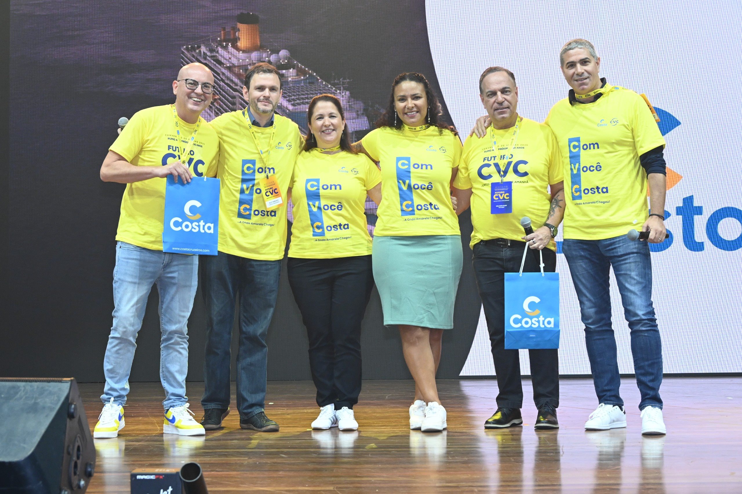 Fabio Mader, da CVC, Ruy Ribeiro, Elisa Gonzalez e Miriã Nascimento, da Costa Cruzeiros, Orlando Palhares, da CVC, e Dario Rustico, da Costa