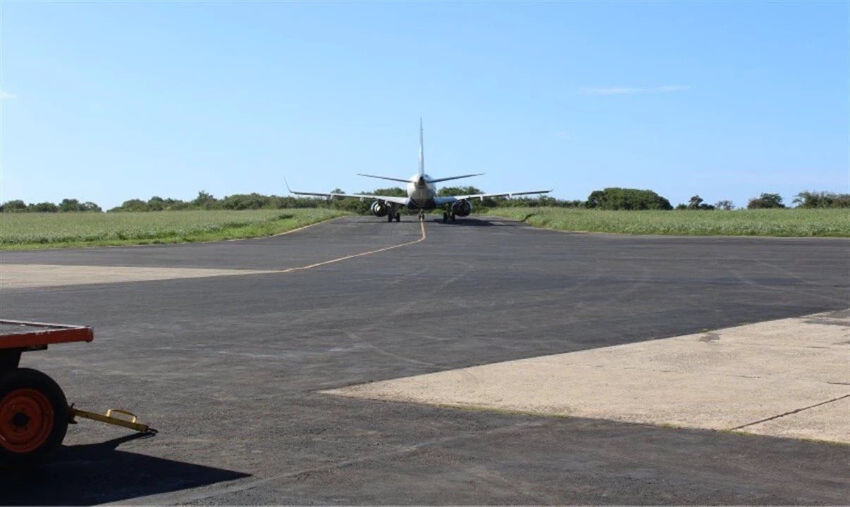 A boa notícia até agora é que as obras de revitalização do eixo central da pista do aeroporto de Noronha já estão finalizadas