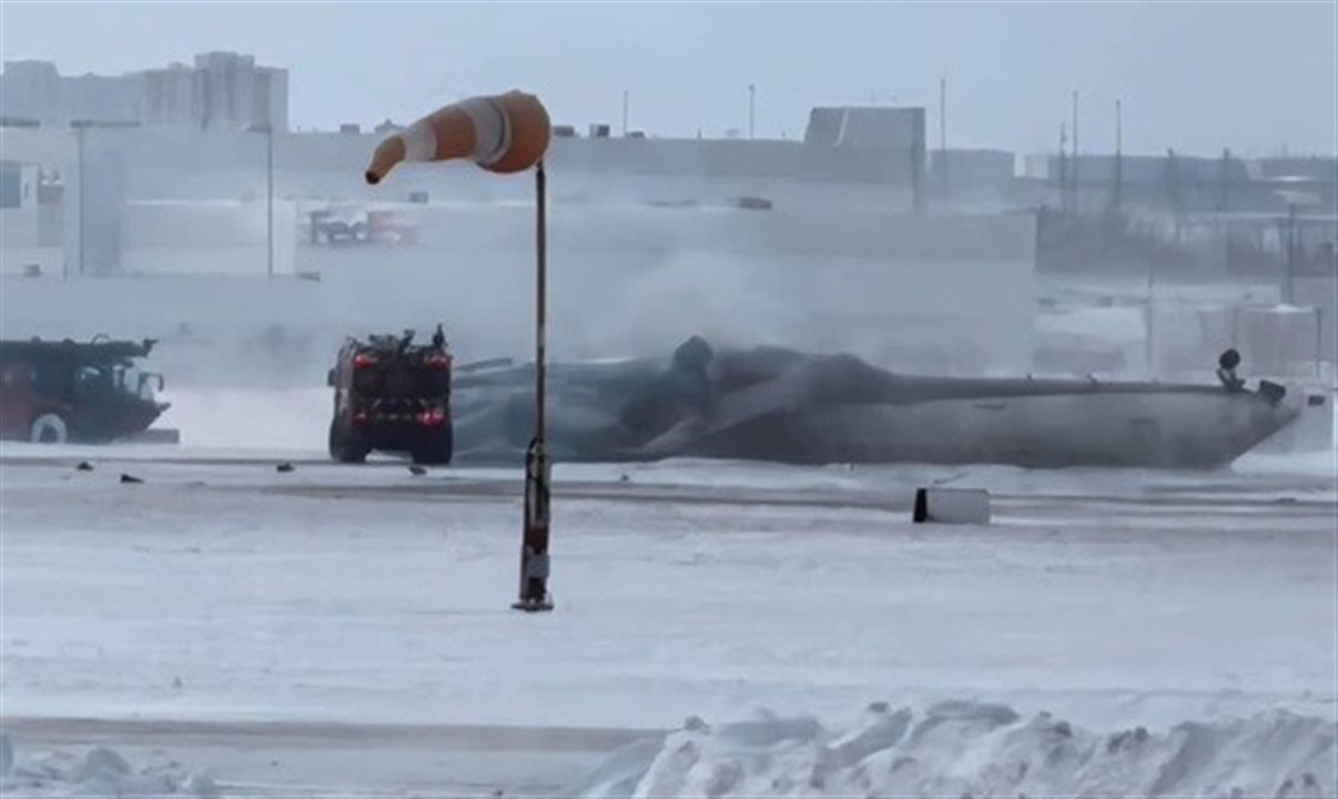 Imagem mostra avião acidentado no Aeroporto de Toronto