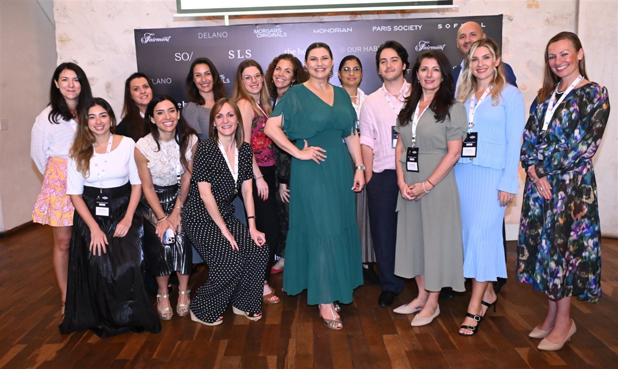 Danielle Andreazzi, da Accor (de verde, ao centro), junto aos representantes dos 17 hotéis que participara do roadshow no Brasil