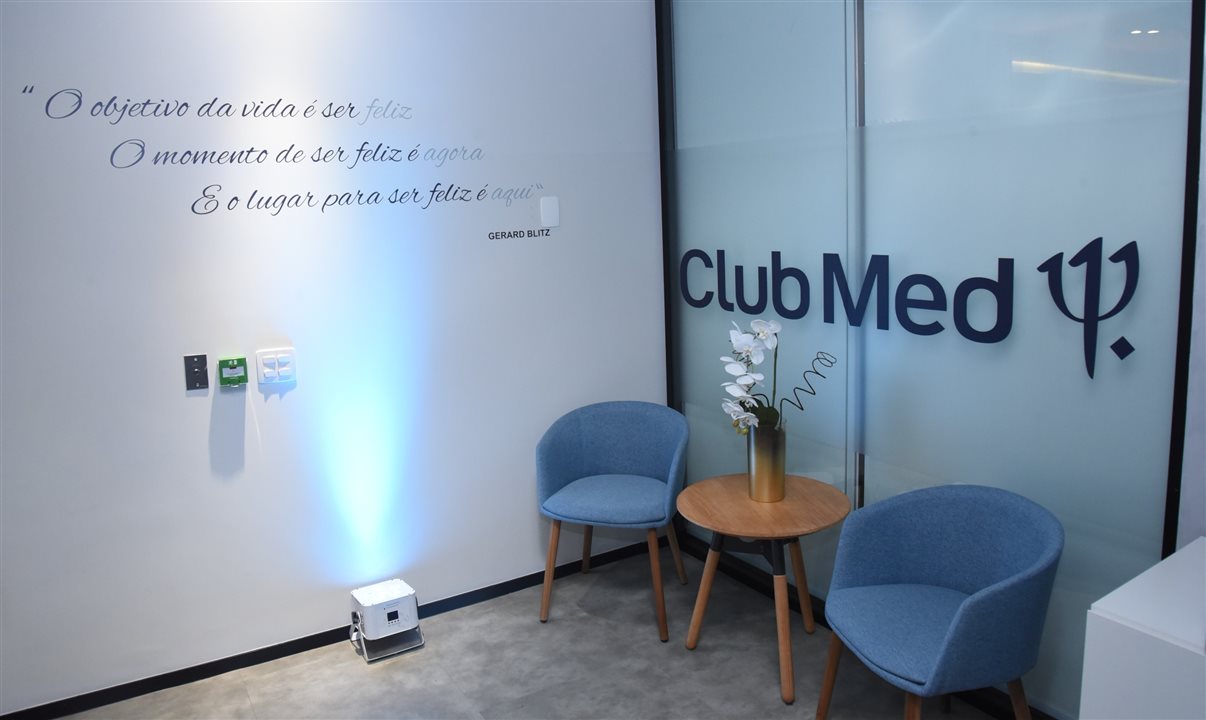 A antesala do novo escritório do Club Med tem a marca da rede e uma frase de autoria de um dos fundadores da empresa