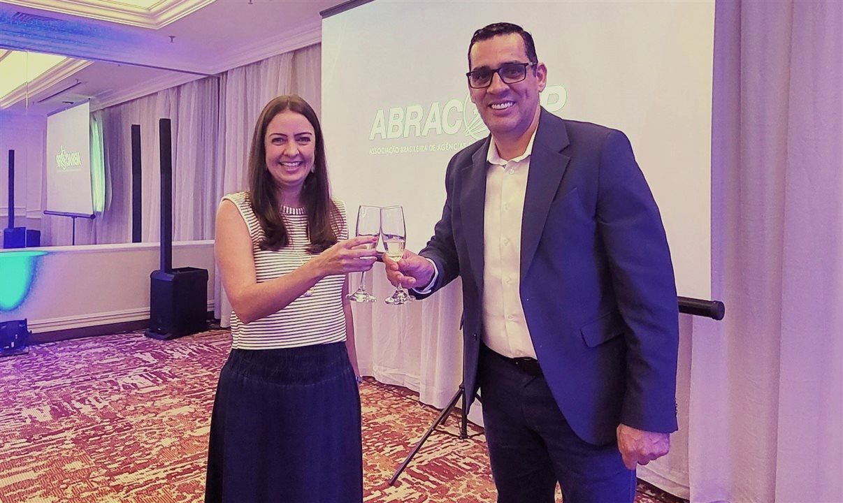 Aline Mafra e Siderley Santos brindam a liderança da Latam no corporativo durante evento realizado pela Abracorp