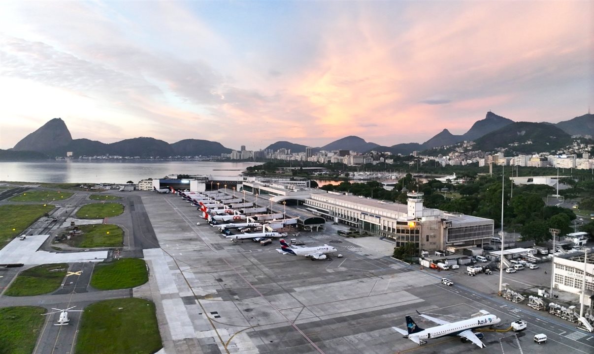 Apenas no Aeroporto Santos Dumont, no Rio de Janeiro, são estimados 104,6 mil passageiros em 865 voos programados, um crescimento de 38% em relação a 2024