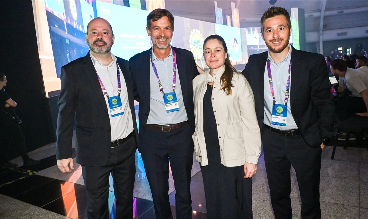 Fabio Lessa e Manuel Flahault, da Air France-KLM, Carla Fonseca e Danillo Barbizan, da Gol