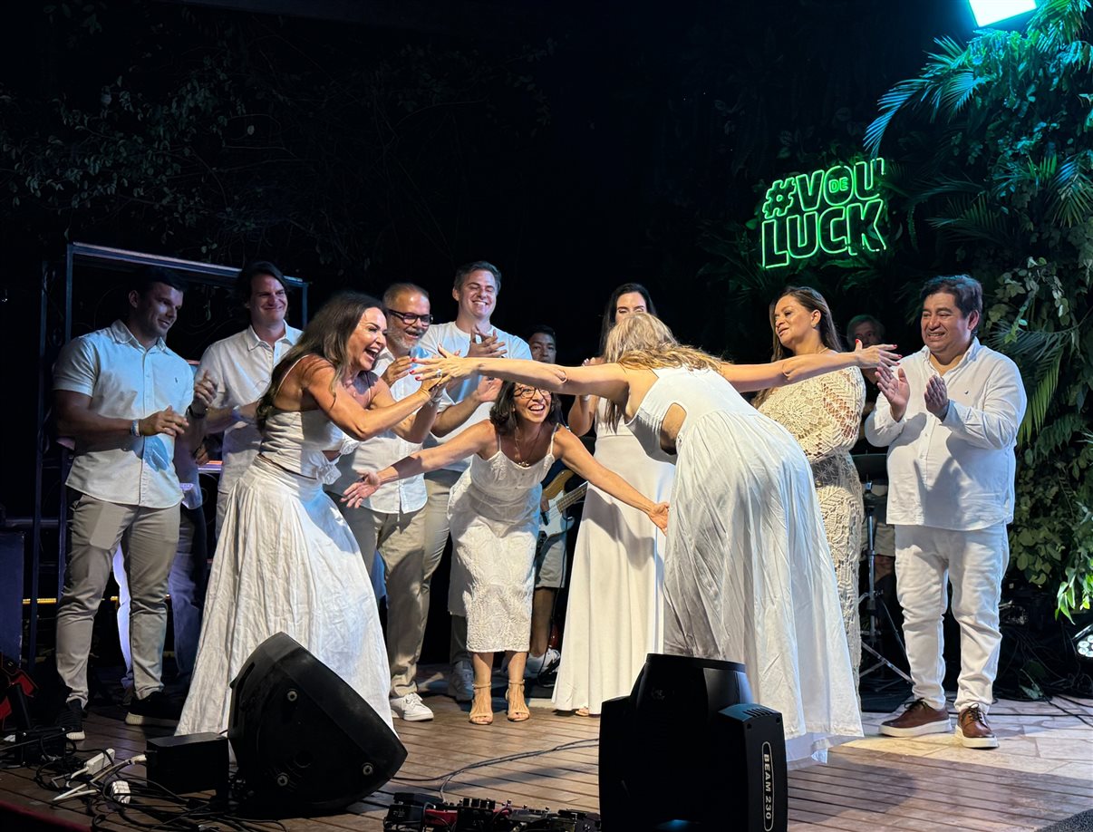 Lara Siqueira, homenageada pela Journeys, do Rio, reverencia os parceiros e amigos da Luck Receptivo