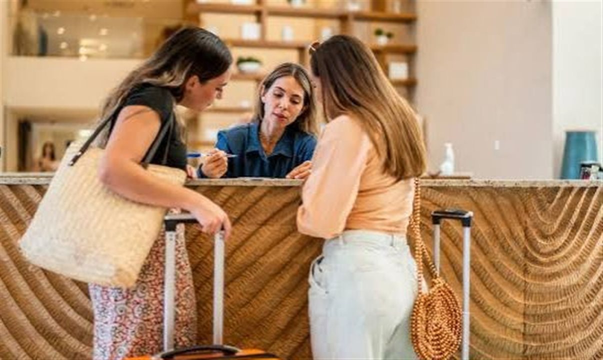Estudos de comportamento em e-commerce e hospitalidade mostram que preços exibidos na moeda do cliente aumentam a confiança, reduzem a fricção e elevam a taxa de conversão no funil de reservas