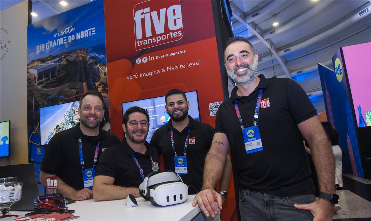 Fabrício Nali, Alex Trigo, Cayo Lira e Rogerio Nadai, da Five Transportes, com os óculos de realidade virtual trazidos pera o evento