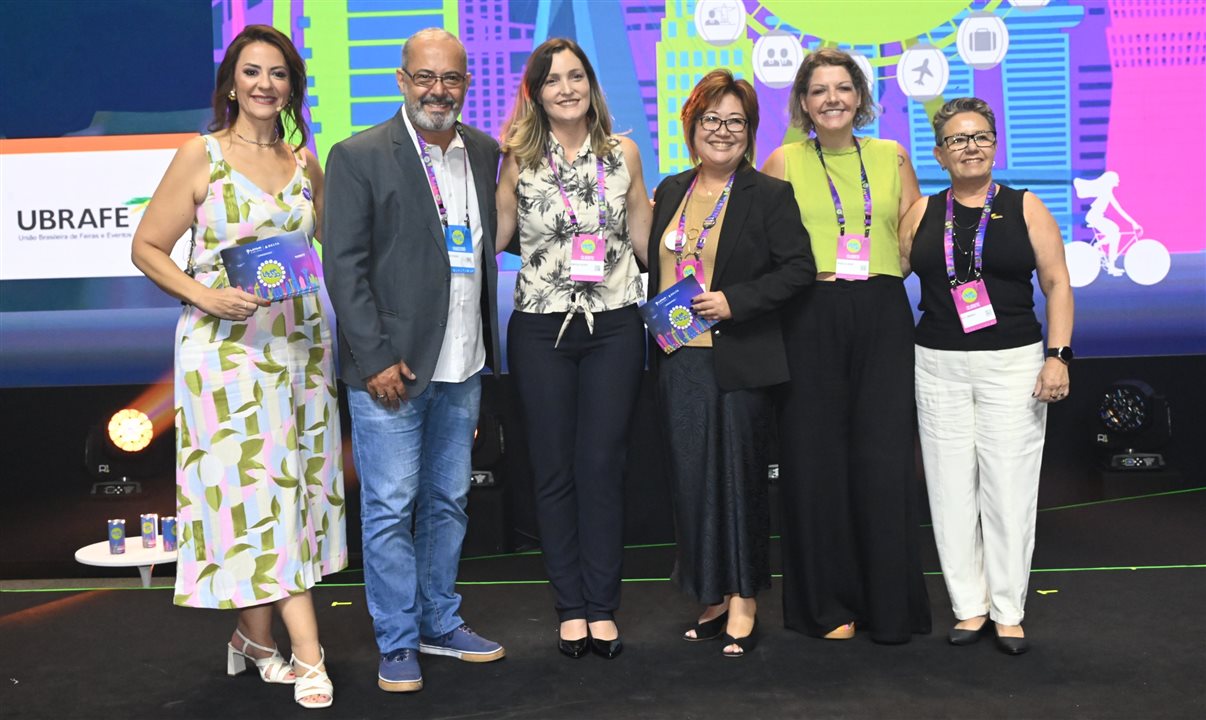 Luana Nogueira (Alagev), Paulo Passos (Abrace), Vanessa Gomes (Ubrafe), Fabia Tanabe (MPI), Priscila Lacerda (Ampro) e Suzi Camargo (Abeoc), no palco do Lacte 20