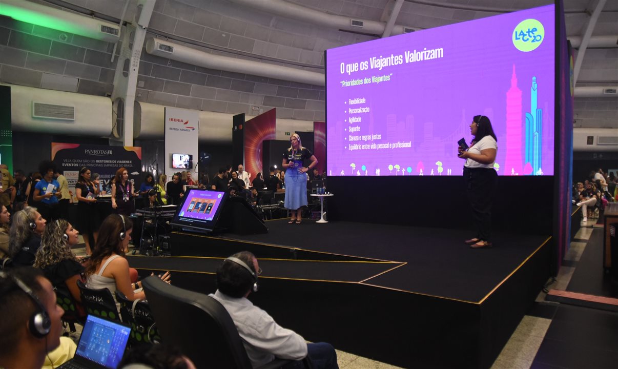 Juliana Costa, da Lemontech, e Janaina Medeiros, do Grupo Elopar, no palco do minilab durante o Lacte 20