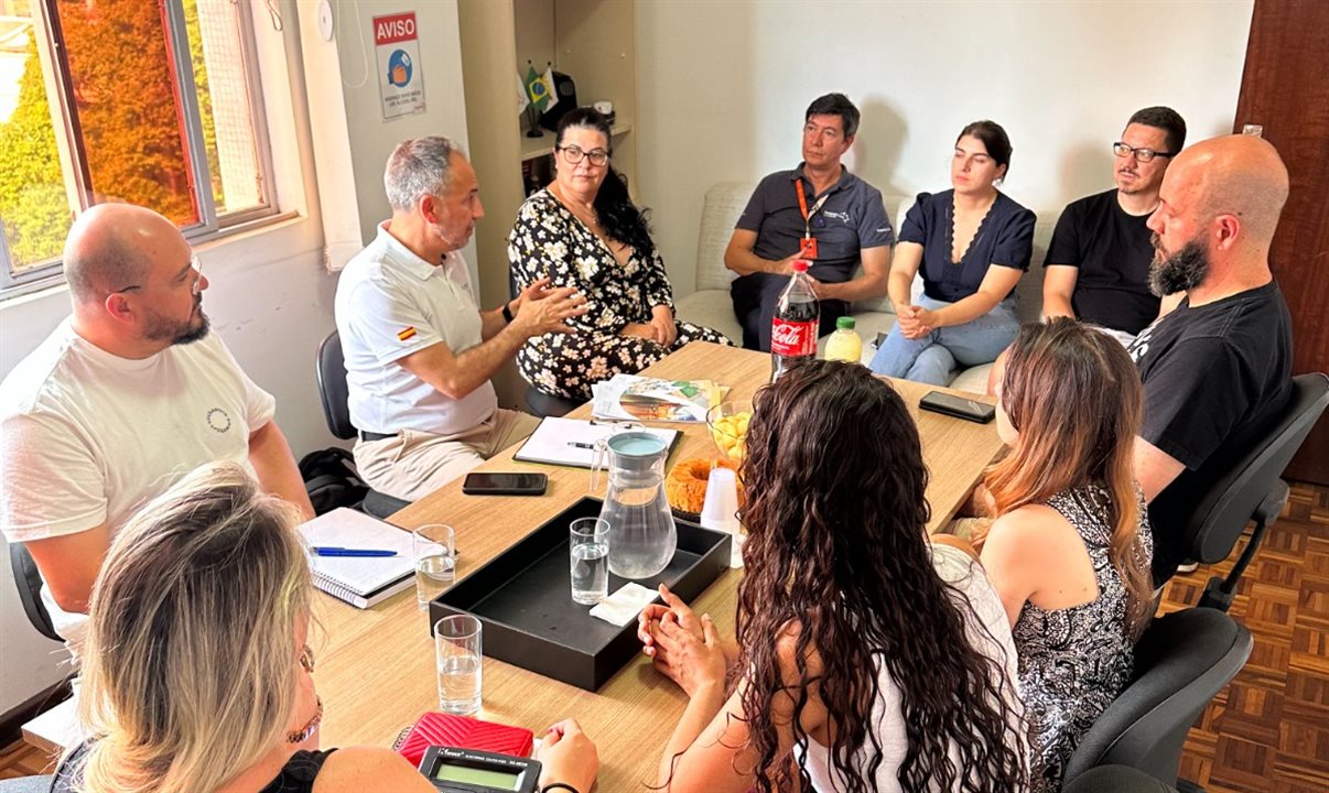 Rafael Galán, da Surland, fala aos parceiros