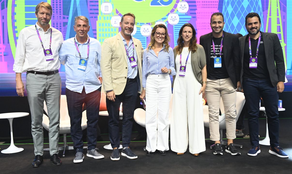 Jerome Cadier, da Latam, Alexandre Castro, da Kontik, Igor Tobias, da MCI América Latina, a jornalista Natuza Nery, Vanessa Martins, da Marriott, Marcelo Linhares, da Onfly, e Renan Alves, da Uber para Empresas