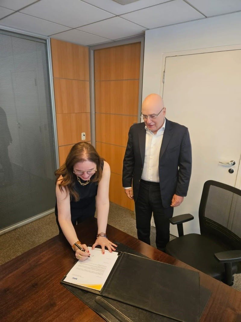 Ana Carolina Medeiros e Antonio Florencio de Queiroz Junior durante encontro na sede d0 Sistema Fecomércio RJ