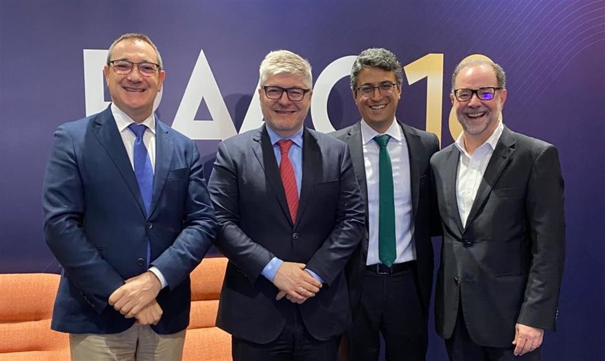 Rafael Echevarne, diretor-geral de ACI-LAC; Juan Carlos Salazar, secretário-geral da OACI; Fabio Rabbani, diretor-regional da OACI SAM; e Filipe Reis, consultor sênior de ACI-LAC