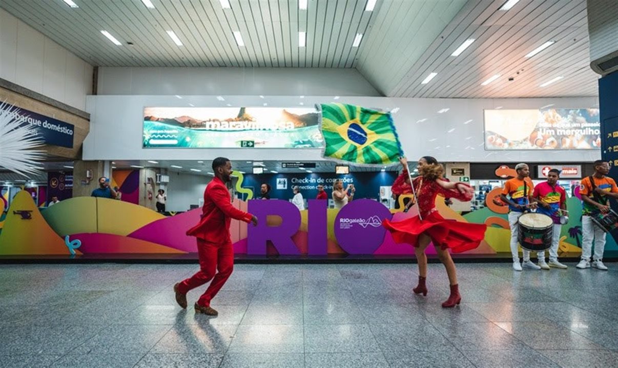 O terminal contará com uma ambientação temática, com destaque para uma exposição de 20 fantasias do Carnaval, que estarão espalhadas pelos desembarques doméstico e internacional