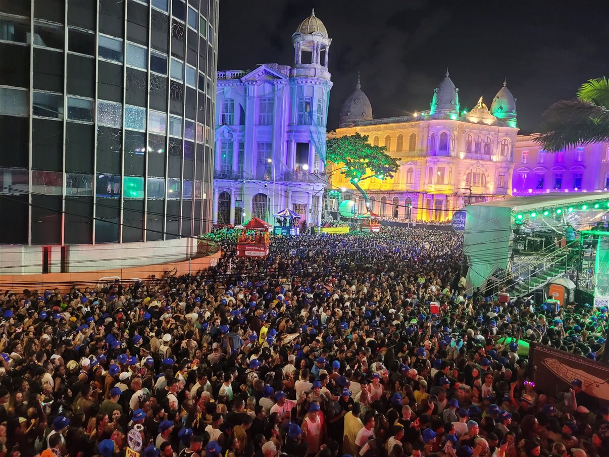 Marco Zero lotado de foliões no Carnaval do Recife 2025