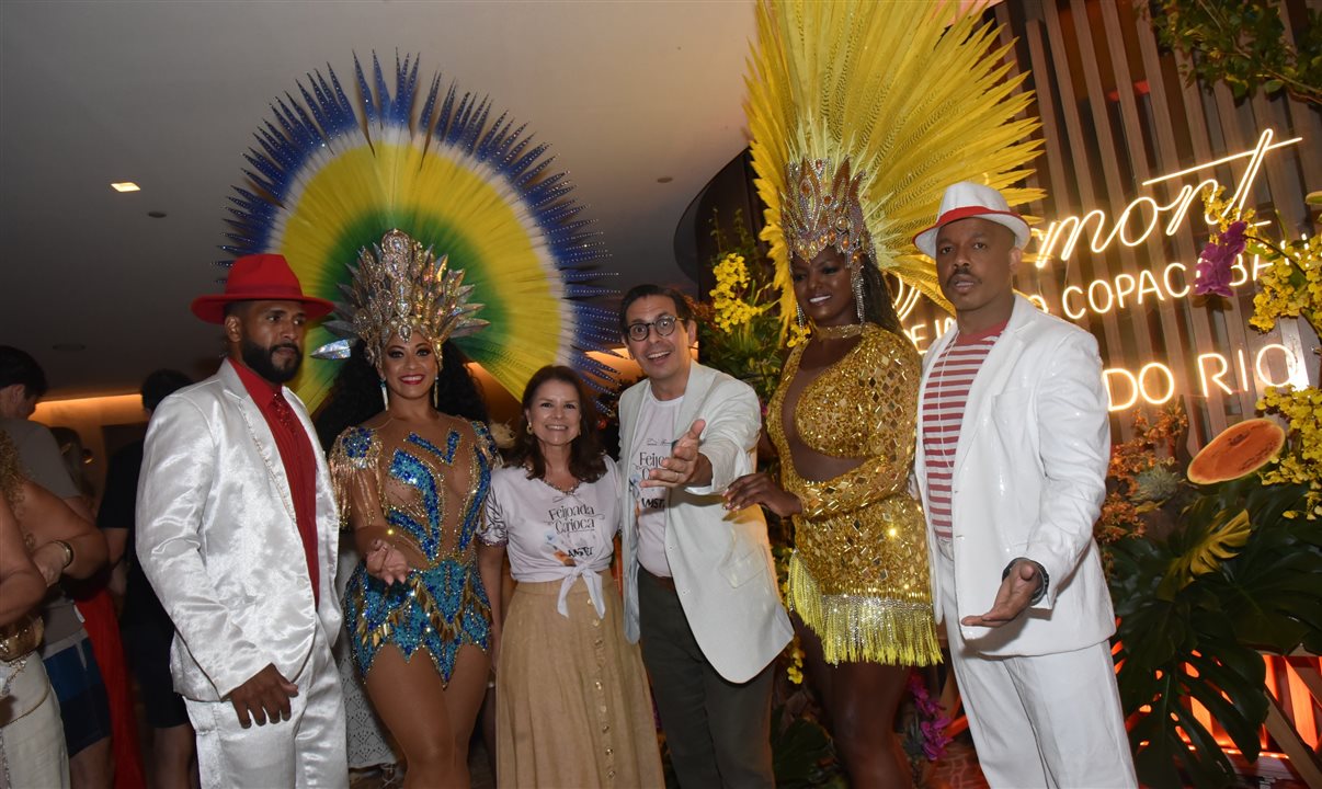 Patrícia Costa e Netto Moreira, do Fairmont Rio, com os passistas da Grande Rio