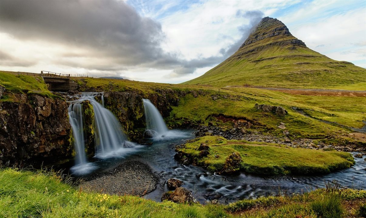 Montanha Kirkjufell, uma formação isolada que se ergue do mar