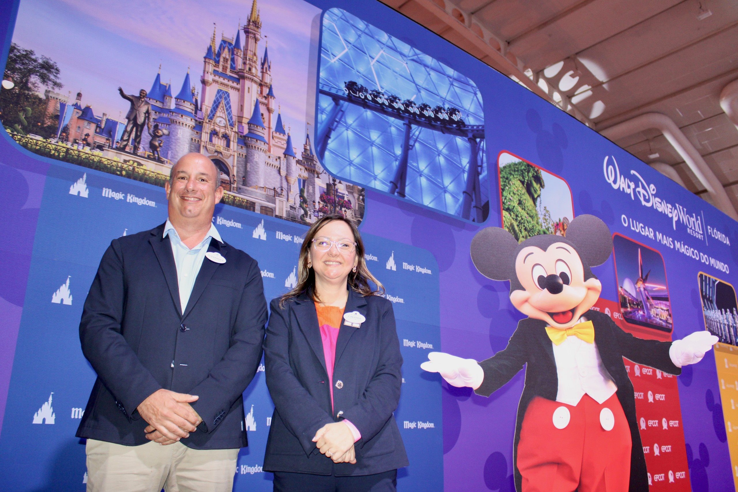 Alexander Haim, gerente sênior de Vendas da Disney Destinations no Brasil, e Cinthia Douglas, diretora de Marketing e Vendas da Disney Destinations para América Latina