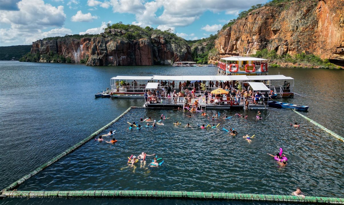 Para aproveitar o calor o ano inteiro, uma dica é se refrescar com um banho no Rio São Francisco, tendo o Cânion de Xingó, em Canindé, como cenário