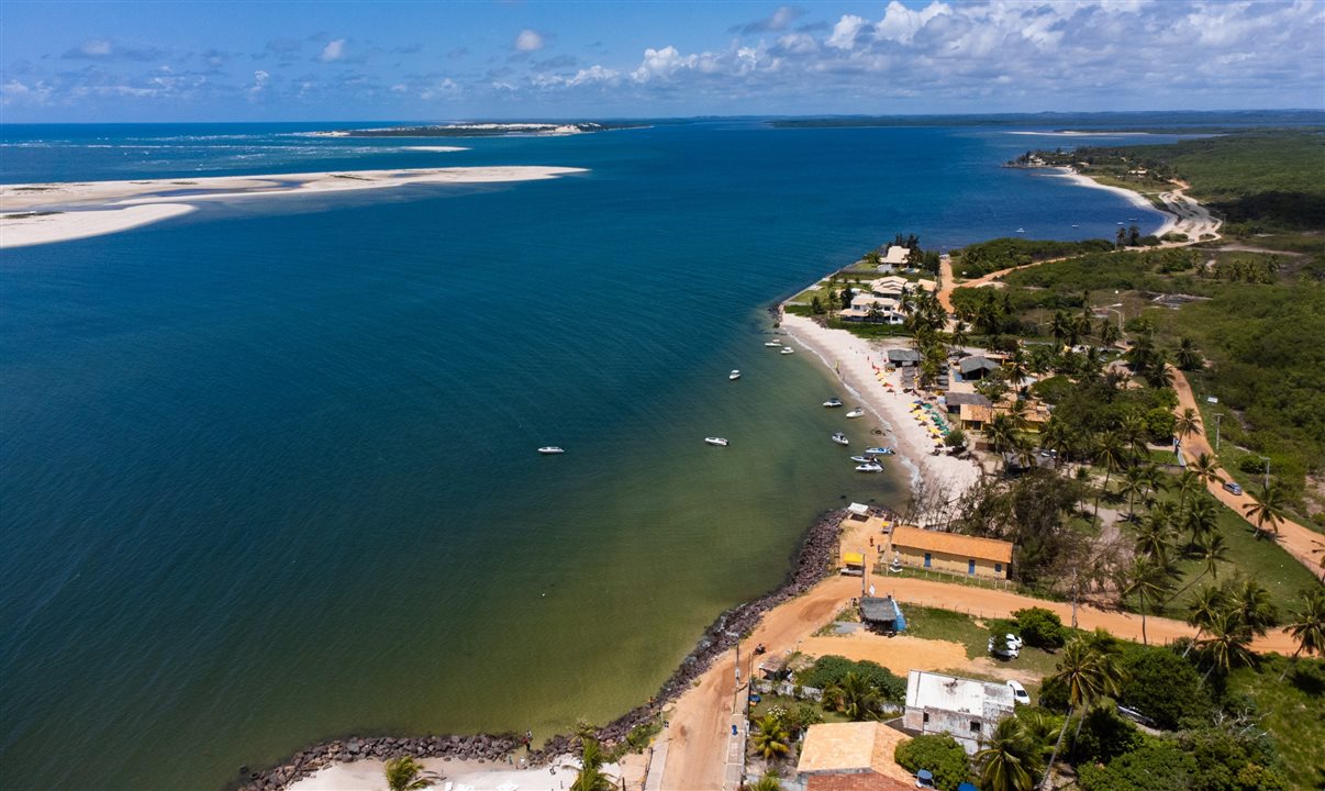 Praia do Saco, em Estância, de águas verdes e cristalinas, é conhecida como sendo uma das mais bonitas do Brasil