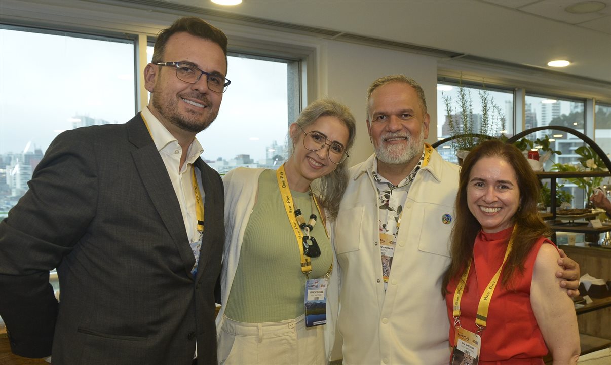 O advogado Marcelo Oliveira, Monica Tsugawa, da Abav Nacional, Artur Luiz Andrade, da PANROTAS, e Ana Carolina Medeiros, da Abav Nacional