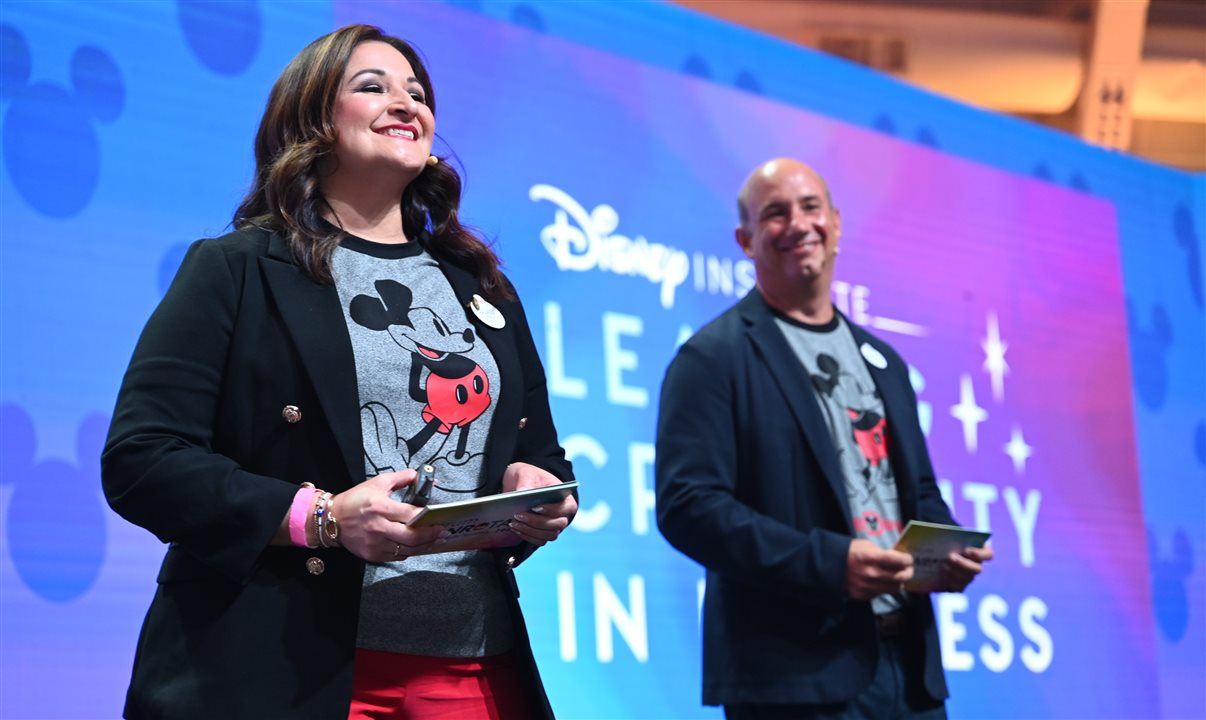 Juliana Trujillo, do Disney Institute, e Alexander Haim, da Disney Destinations