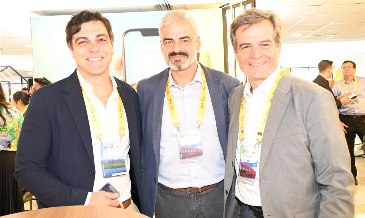 Marcos Botega, Augusto Bezerra e Paulo Henrique Pires, da Localiza, no Fórum PANROTAS 2025