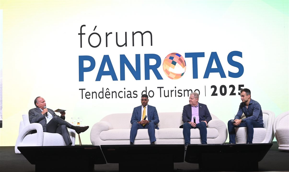 Sidney Alonso, Muryad de Bruin, DT Minich e Alberto Gutiérrez no palco do Fórum PANROTAS