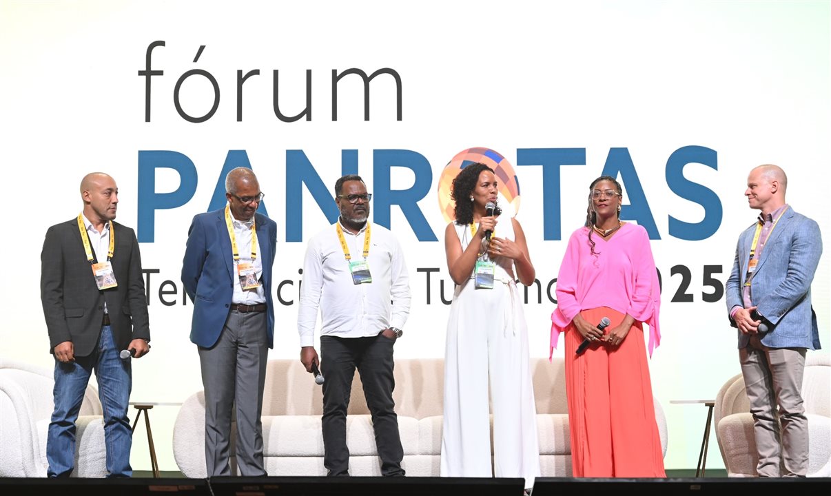 Denis Tassitano, Reifer Souza, Jackson Soares, Jurema Monteiro e Rogéria Pinheiro, alguns dos membros do Mentoria Preta, quando o projeto foi apresentado pela primeira vez, no Fórum PANROTAS 2025, com José Guilherme Alcorta, CEO da PANROTAS