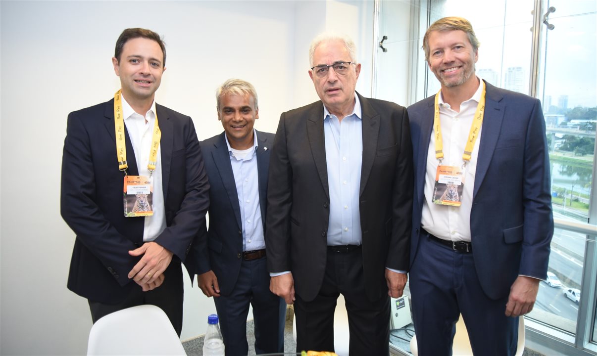 Celso Ferrer, CEO da Gol, Abhi Shah, presidente da Azul, da Azul, o jornalista William Waack e Jerome Cadier, da Latam