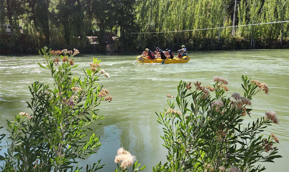 Com nível de dificuldade baixo, rafting no Portal del Atuel pode ser praticado por todas as idades